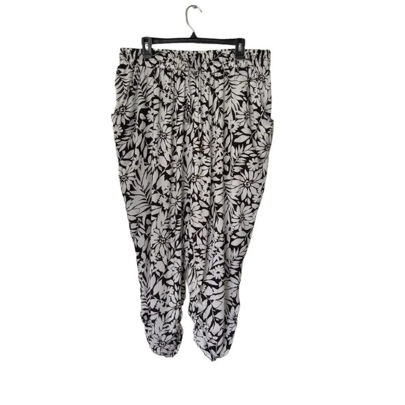 French Laundry Floral Print Joggers Cropped Pants Rayon Black White Size 1X - Picture 7 of 14